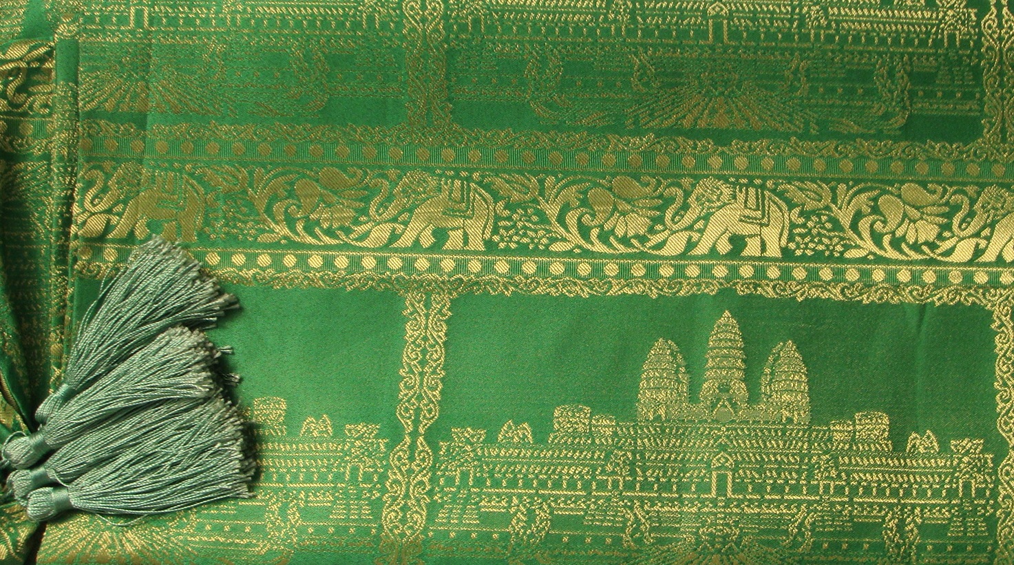 Temple Design Grass Green Detail no flash