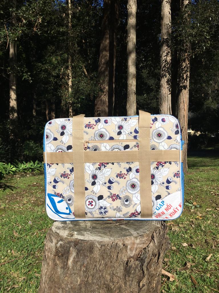 Vintage Travel Bag Cream Daisy